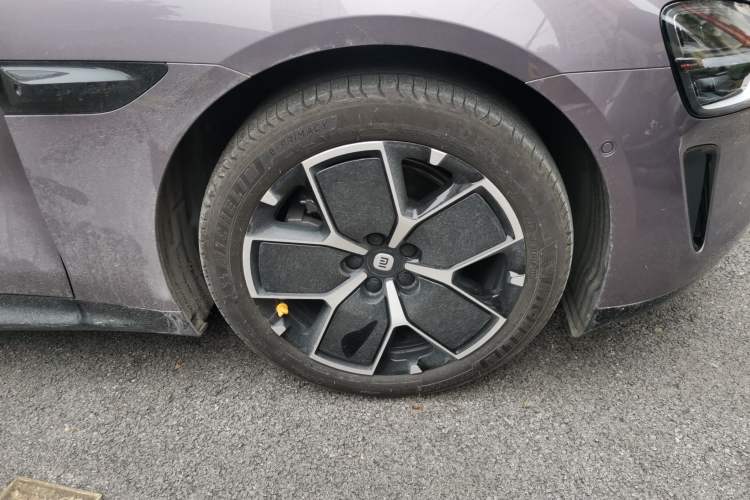 Used Xiaomi Auto SU7 2024 Rear-Drive Long-Range Intelligent Driving Version Right Front Wheel Hub