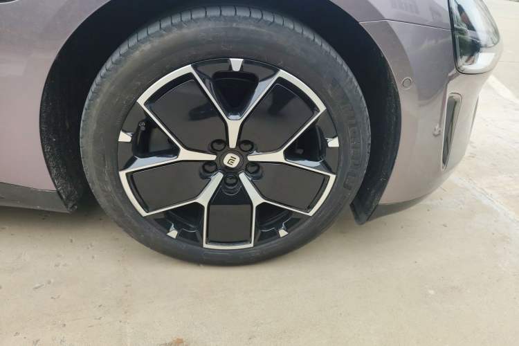 Used Xiaomi Auto SU7 2024 Rear-Drive Standard Founder Edition Right Front Wheel Hub