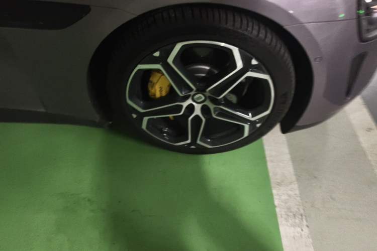 Used Xiaomi Auto SU7 2024 Four-Wheel Drive Ultra-Long Range Advanced Intelligent Driving Max Edition Right Front Wheel Hub