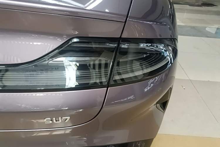 Used Xiaomi Auto SU7 2024 Rear-Drive Long-Range Intelligent Driving Version Right Rear Taillight