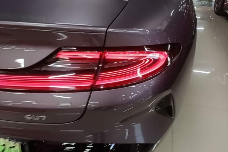 Used Xiaomi Auto SU7 2024 Rear-Drive Long-Range Intelligent Driving Version Right Rear Taillight
