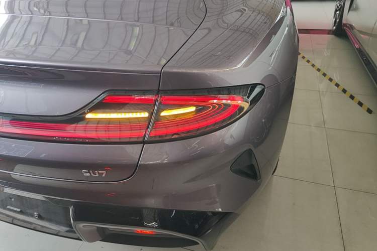 Used Xiaomi Auto SU7 2024 Rear-Drive Ultra-Long Range Advanced Pro-Level Intelligent Driving Version Right Rear Taillight