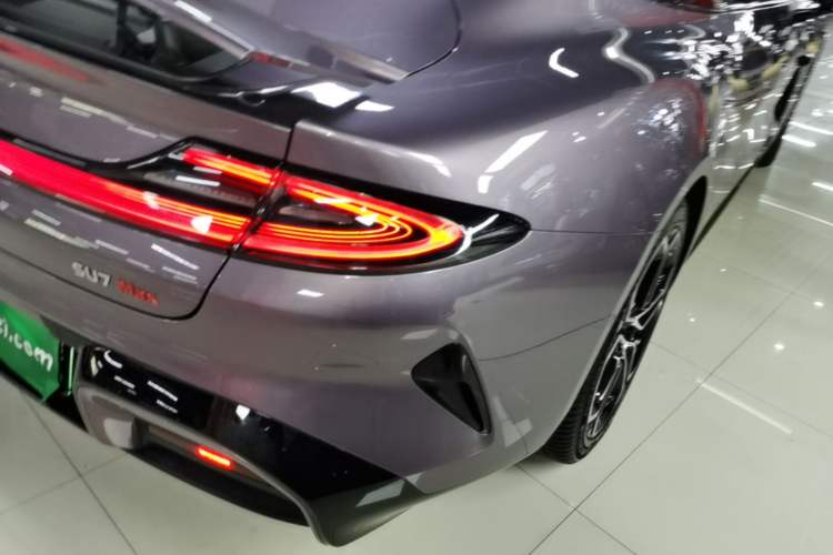 Used Xiaomi Auto SU7 2024 Four-Wheel Drive Ultra-Long Range Advanced Intelligent Driving Max Edition Right Rear Taillight
