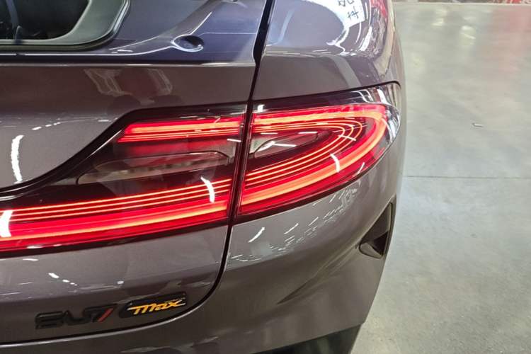 Used Xiaomi Auto SU7 2024 Four-Wheel Drive Ultra-Long Range Advanced Intelligent Driving Max Edition Right Rear Taillight