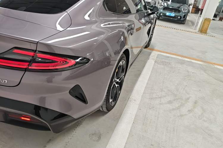 Used Xiaomi Auto SU7 2024 Rear-Drive Long-Range Intelligent Driving Version Right Rear Taillight