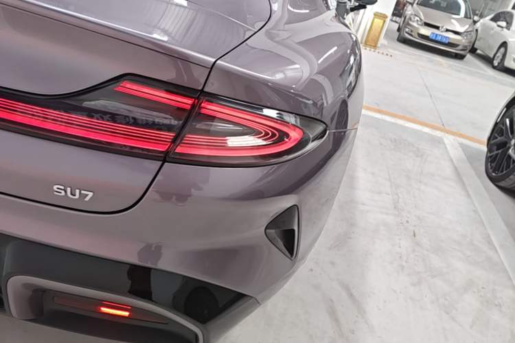 Used Xiaomi Auto SU7 2024 Rear-Drive Long-Range Intelligent Driving Version Right Rear Taillight