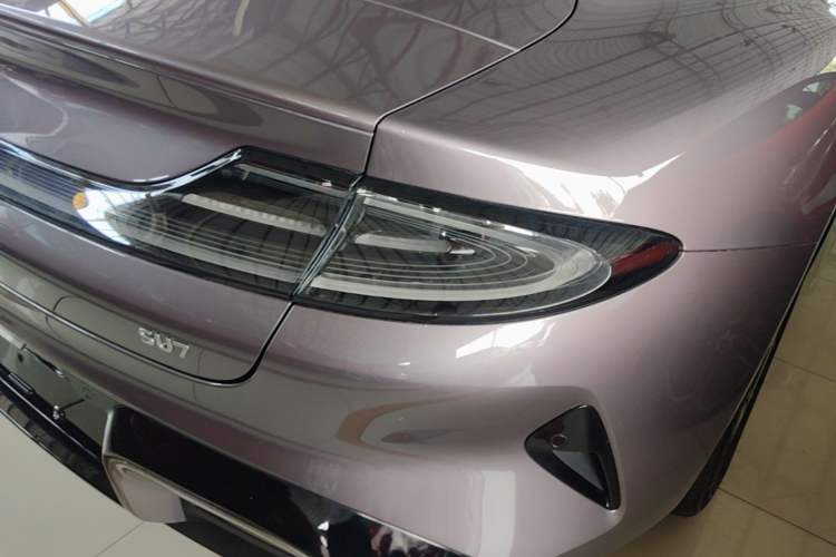 Used Xiaomi Auto SU7 2024 Rear-Drive Ultra-Long Range Advanced Pro-Level Intelligent Driving Version Right Rear Taillight