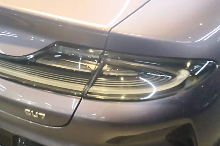 Used Xiaomi Auto SU7 2024 Rear-Drive Ultra-Long Range Advanced Pro-Level Intelligent Driving Version Right Rear Taillight
