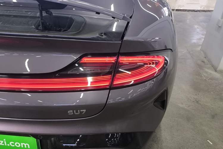 Used Xiaomi Auto SU7 2024 Rear-Drive Ultra-Long Range Advanced Pro-Level Intelligent Driving Version Right Rear Taillight