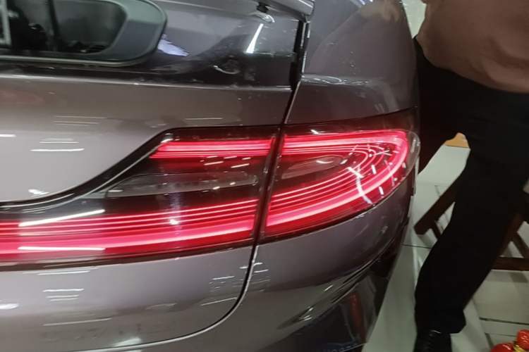 Used Xiaomi Auto SU7 2024 Four-Wheel Drive Ultra-Long Range Advanced Intelligent Driving Max Edition Right Rear Taillight