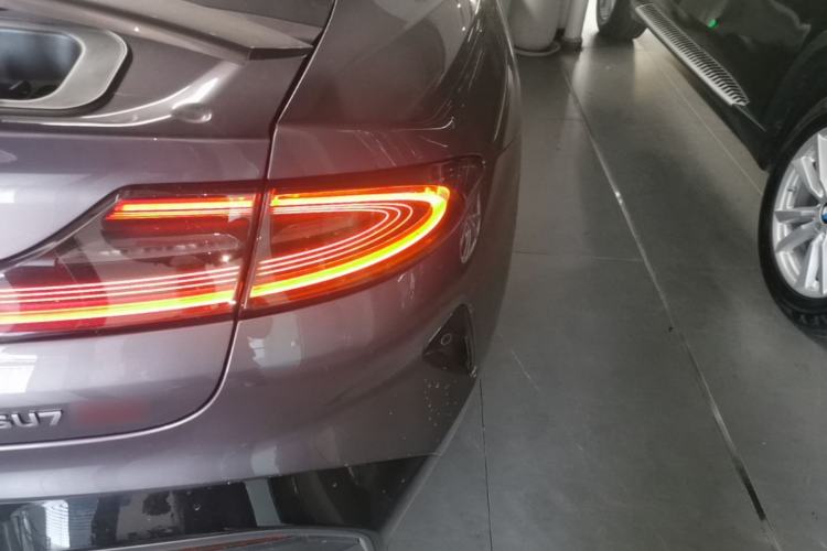 Used Xiaomi Auto SU7 2024 Four-Wheel Drive Ultra-Long Range Advanced Intelligent Driving Max Edition Right Rear Taillight