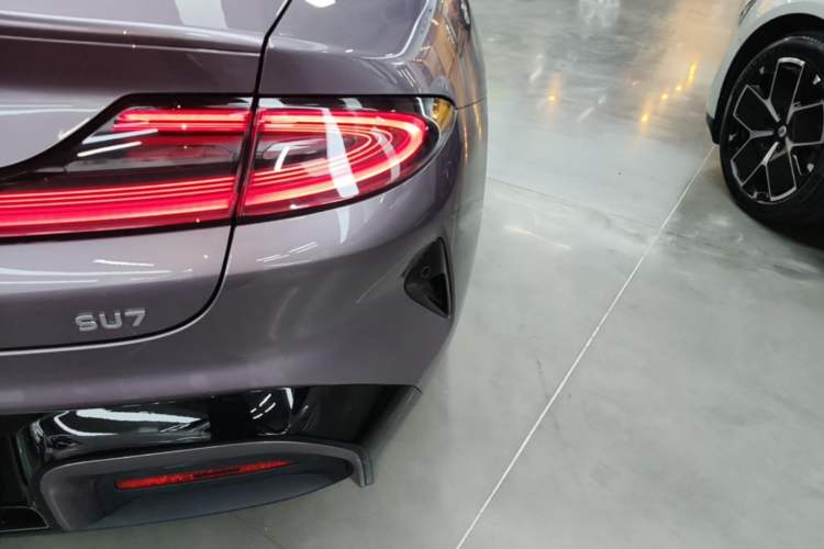 Used Xiaomi Auto SU7 2024 Rear-Drive Long-Range Intelligent Driving Version Right Rear Taillight