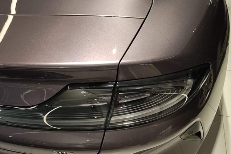 Used Xiaomi Auto SU7 2024 Rear-Drive Long-Range Intelligent Driving Version Right Rear Taillight