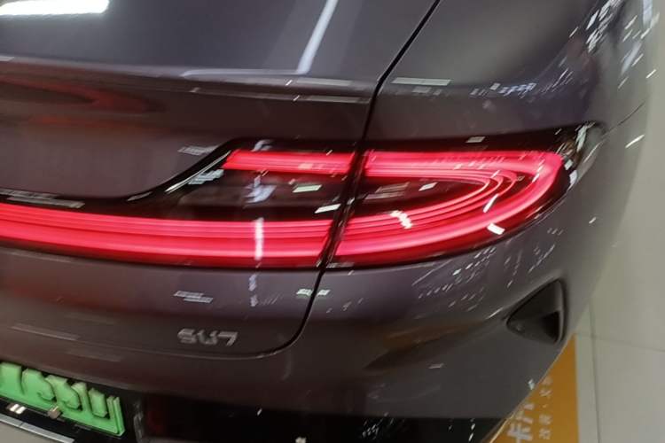 Used Xiaomi Auto SU7 2024 Rear-Drive Ultra-Long Range Advanced Pro-Level Intelligent Driving Version Right Rear Taillight