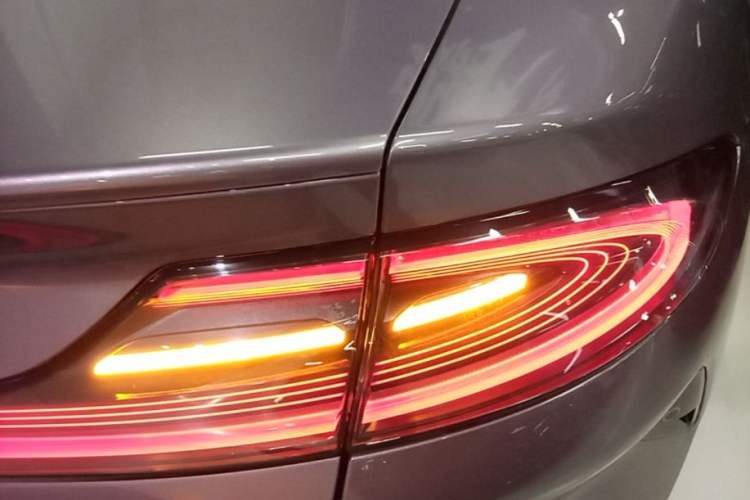 Used Xiaomi Auto SU7 2024 Rear-Drive Long-Range Intelligent Driving Version Right Rear Taillight