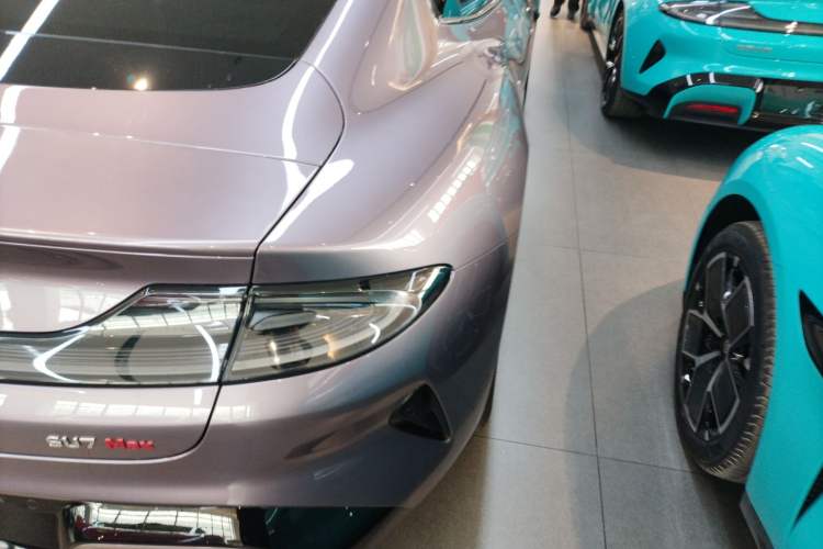 Used Xiaomi Auto SU7 2024 Four-Wheel Drive Ultra-Long Range Advanced Intelligent Driving Max Edition Right Rear Taillight