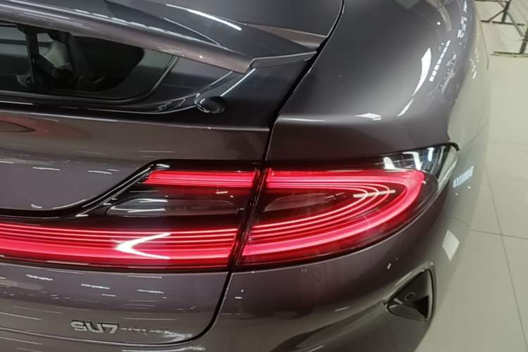 Used Xiaomi Auto SU7 2024 Rear-Drive Ultra-Long Range Advanced Pro-Level Intelligent Driving Version Right Rear Taillight