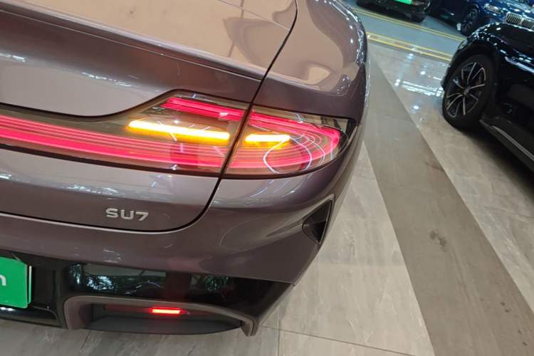 Used Xiaomi Auto SU7 2024 Rear-Drive Long-Range Intelligent Driving Version Right Rear Taillight