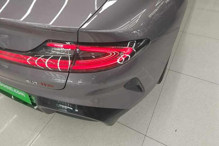 Used Xiaomi Auto SU7 2024 Four-Wheel Drive Ultra-Long Range Advanced Intelligent Driving Max Edition Right Rear Taillight