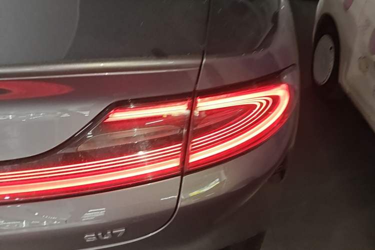 Used Xiaomi Auto SU7 2024 Rear-Drive Long-Range Intelligent Driving Version Right Rear Taillight