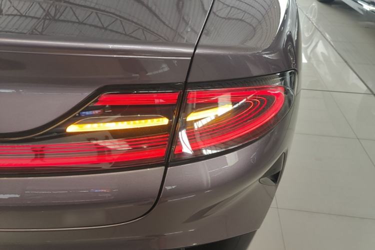 Used Xiaomi Auto SU7 2024 Rear-Drive Ultra-Long Range Advanced Pro-Level Intelligent Driving Version Right Rear Taillight