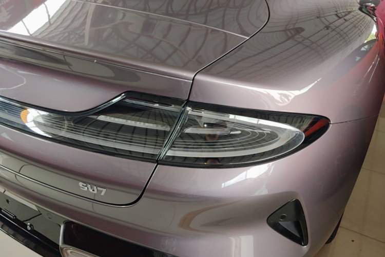 Used Xiaomi Auto SU7 2024 Rear-Drive Ultra-Long Range Advanced Pro-Level Intelligent Driving Version Right Rear Taillight