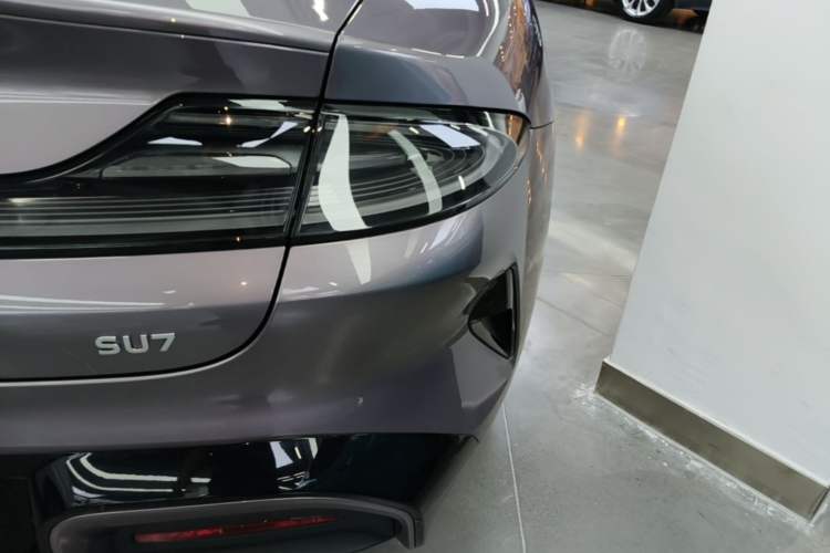 Used Xiaomi Auto SU7 2024 Rear-Drive Ultra-Long Range Advanced Pro-Level Intelligent Driving Version Right Rear Taillight