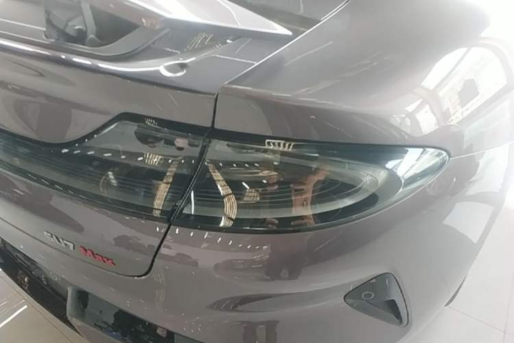 Used Xiaomi Auto SU7 2024 Four-Wheel Drive Ultra-Long Range Advanced Intelligent Driving Max Edition Right Rear Taillight
