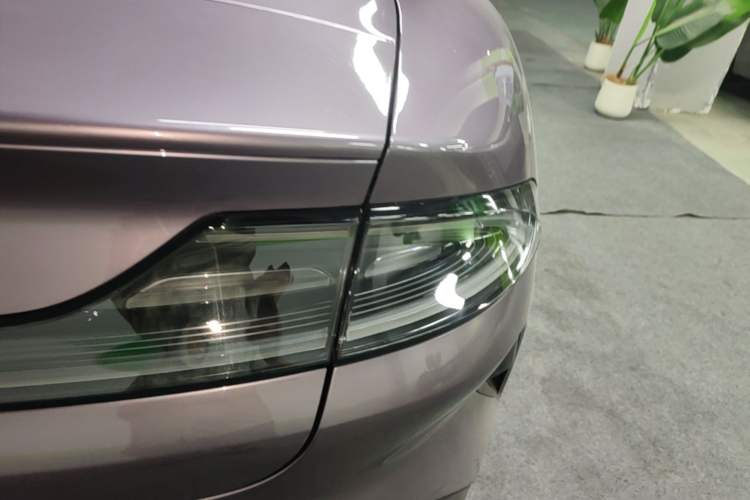 Used Xiaomi Auto SU7 2024 Rear-Drive Ultra-Long Range Advanced Pro-Level Intelligent Driving Version Right Rear Taillight