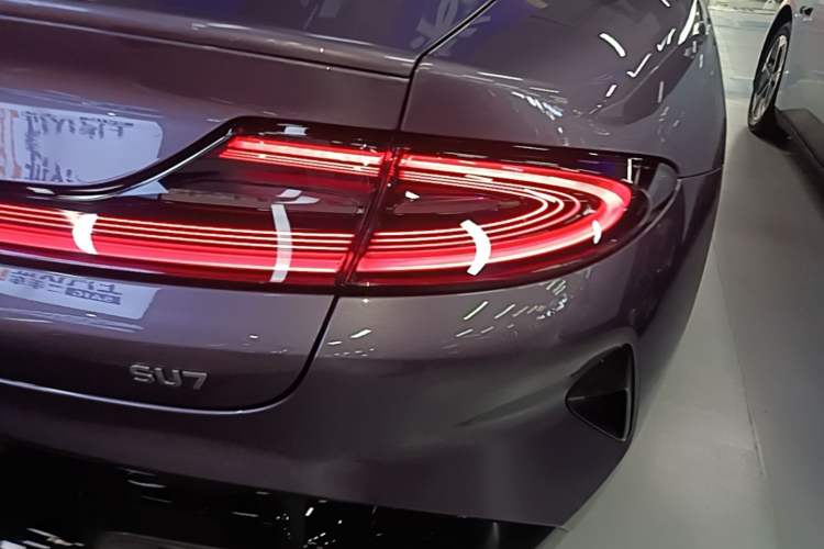 Used Xiaomi Auto SU7 2024 Rear-Drive Long-Range Intelligent Driving Version Right Rear Taillight