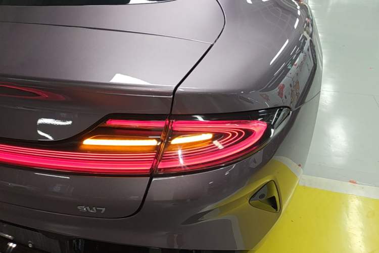 Used Xiaomi Auto SU7 2024 Rear-Drive Long-Range Intelligent Driving Version Right Rear Taillight