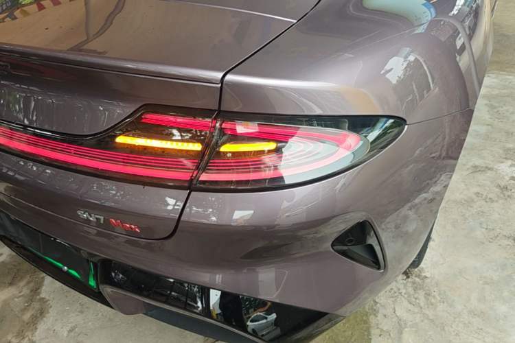 Used Xiaomi Auto SU7 2024 Four-Wheel Drive Ultra-Long Range Advanced Intelligent Driving Max Edition Right Rear Taillight