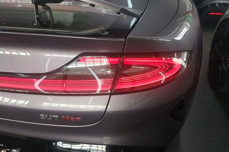 Used Xiaomi Auto SU7 2024 Four-Wheel Drive Ultra-Long Range Advanced Intelligent Driving Max Edition Right Rear Taillight