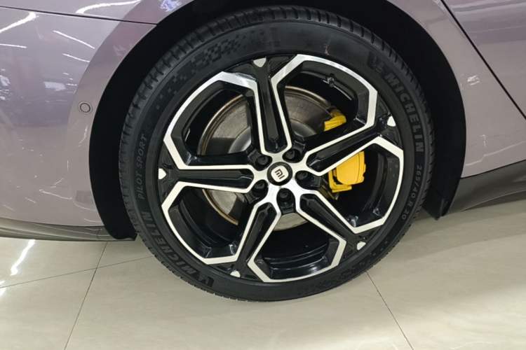 Used Xiaomi Auto SU7 2024 Four-Wheel Drive Ultra-Long Range Advanced Intelligent Driving Max Edition Right Rear Wheel Hub