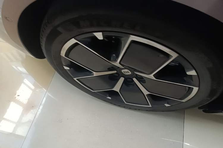 Used Xiaomi Auto SU7 2024 Rear-Drive Long-Range Intelligent Driving Version Right Rear Wheel Hub