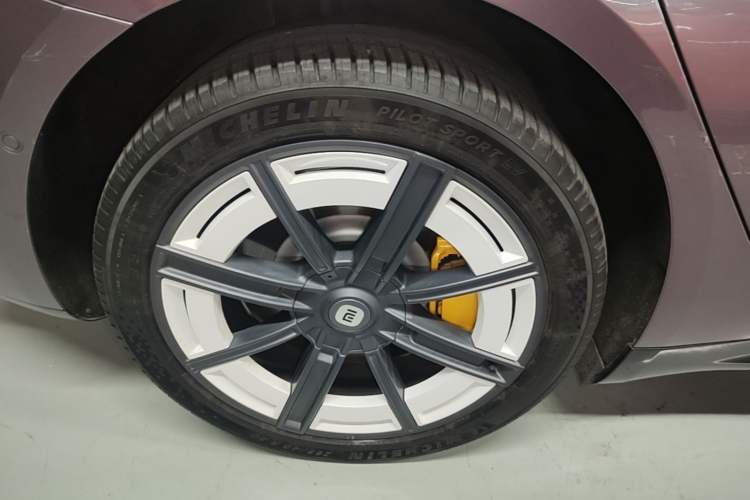 Used Xiaomi Auto SU7 2024 Four-Wheel Drive Ultra-Long Range Advanced Intelligent Driving Max Edition Right Rear Wheel Hub