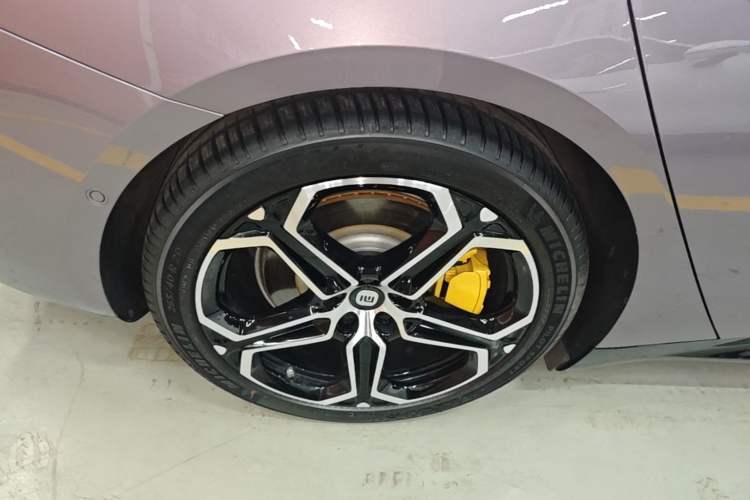 Used Xiaomi Auto SU7 2024 Four-Wheel Drive Ultra-Long Range Advanced Intelligent Driving Max Edition Right Rear Wheel Hub