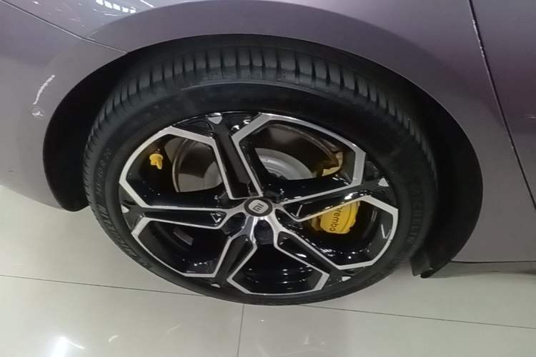 Used Xiaomi Auto SU7 2024 Rear-Drive Long-Range Intelligent Driving Version Right Rear Wheel Hub