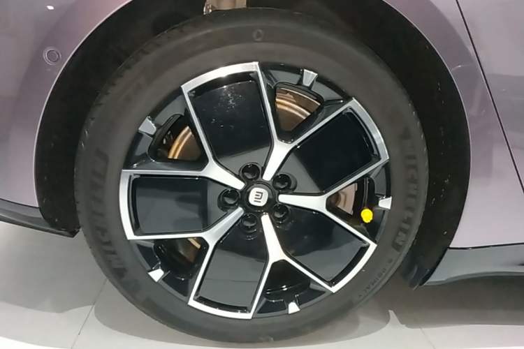 Used Xiaomi Auto SU7 2024 Rear-Drive Long-Range Intelligent Driving Version Right Rear Wheel Hub