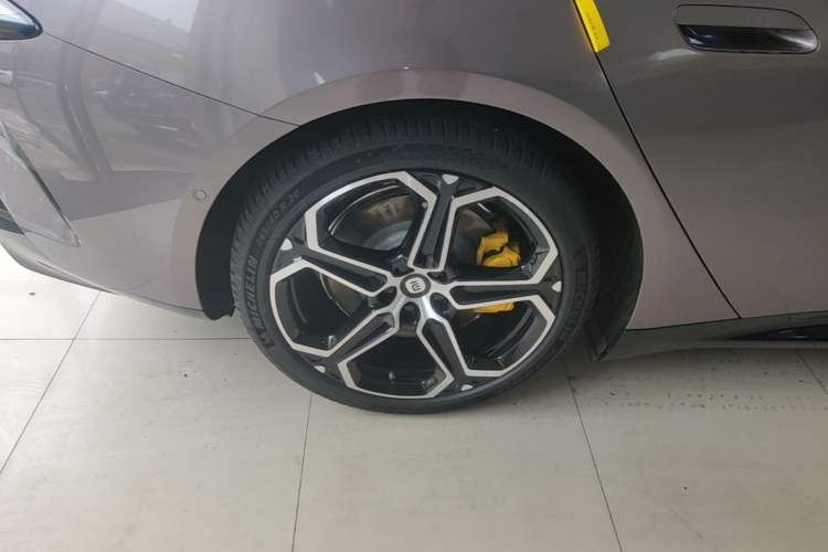 Used Xiaomi Auto SU7 2024 Rear-Drive Long-Range Intelligent Driving Version Right Rear Wheel Hub