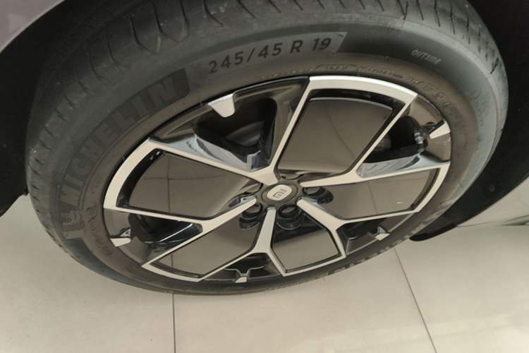 Used Xiaomi Auto SU7 2024 Rear-Drive Ultra-Long Range Advanced Pro-Level Intelligent Driving Version Right Rear Wheel Hub