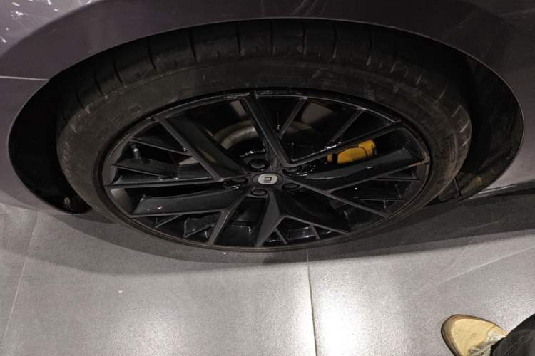 Used Xiaomi Auto SU7 2024 Four-Wheel Drive Ultra-Long Range Advanced Intelligent Driving Max Edition Right Rear Wheel Hub