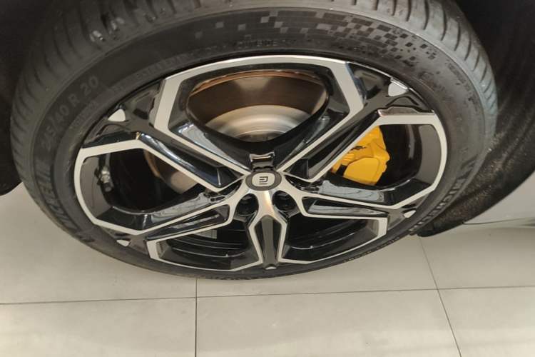 Used Xiaomi Auto SU7 2024 Rear-Drive Ultra-Long Range Advanced Pro-Level Intelligent Driving Version Right Rear Wheel Hub