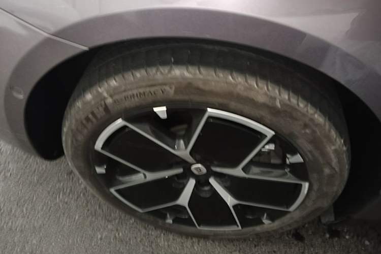Used Xiaomi Auto SU7 2024 Rear-Drive Ultra-Long Range Advanced Pro-Level Intelligent Driving Version Right Rear Wheel Hub