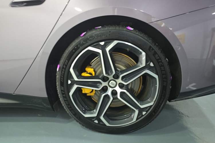 Used Xiaomi Auto SU7 2024 Four-Wheel Drive Ultra-Long Range Advanced Intelligent Driving Max Edition Right Rear Wheel Hub