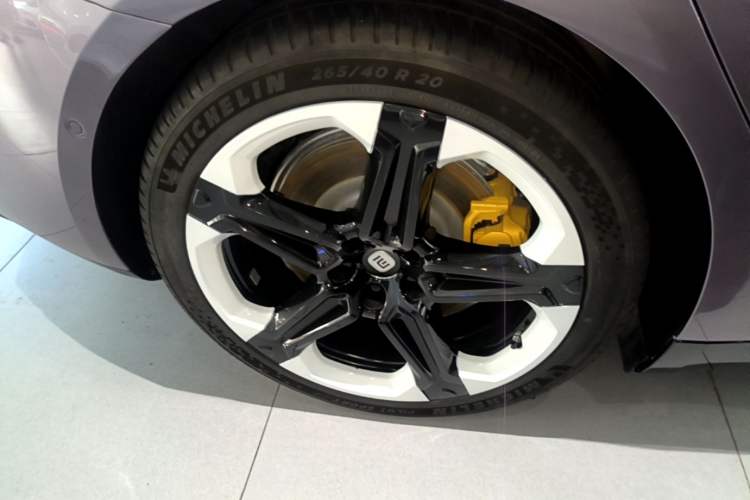 Used Xiaomi Auto SU7 2024 Four-Wheel Drive Ultra-Long Range Advanced Intelligent Driving Max Edition Right Rear Wheel Hub
