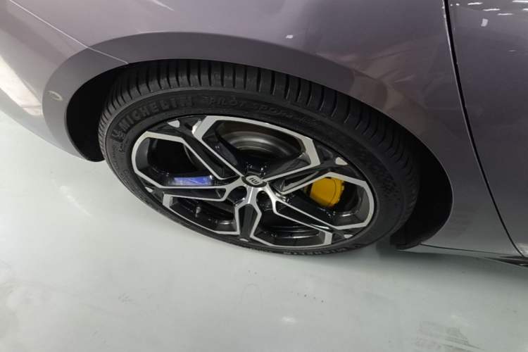 Used Xiaomi Auto SU7 2024 Four-Wheel Drive Ultra-Long Range Advanced Intelligent Driving Max Edition Right Rear Wheel Hub