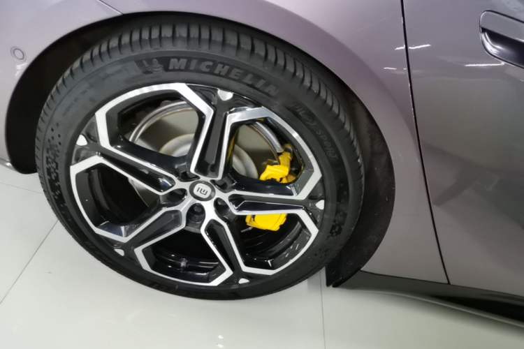 Used Xiaomi Auto SU7 2024 Four-Wheel Drive Ultra-Long Range Advanced Intelligent Driving Max Edition Right Rear Wheel Hub