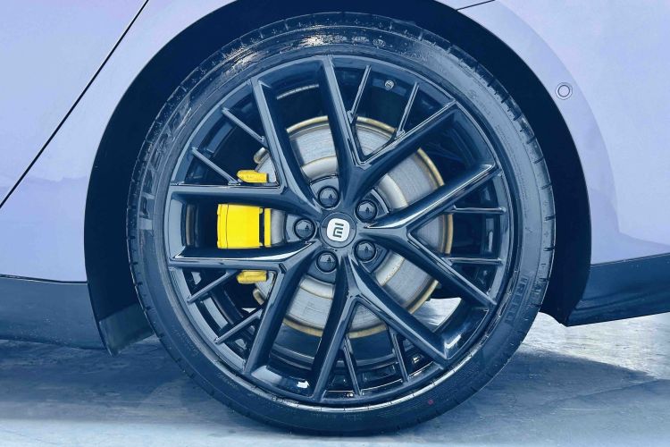 Used Xiaomi Auto SU7 2024 Four-Wheel Drive Ultra-Long Range Advanced Intelligent Driving Max Edition Right Rear Wheel Hub