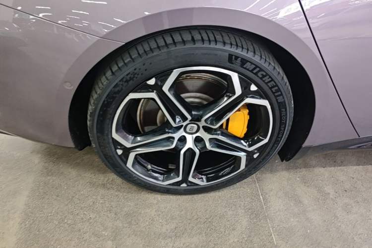 Used Xiaomi Auto SU7 2024 Four-Wheel Drive Ultra-Long Range Advanced Intelligent Driving Max Edition Right Rear Wheel Hub